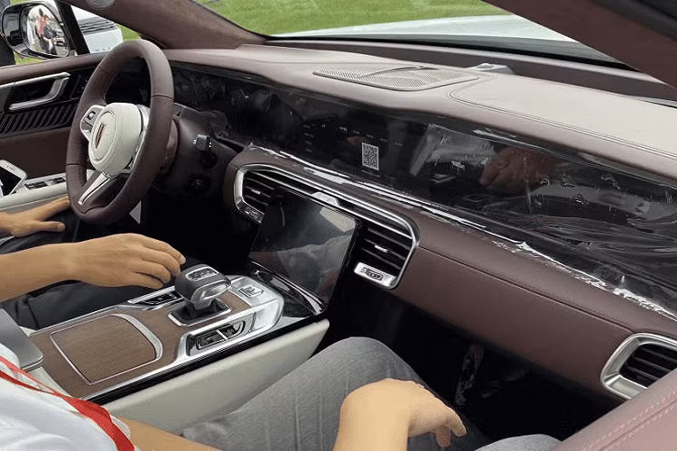 Nhìn sang bên sườn, tổng thể hình bóng của xe mới cũng phản ánh nét “rực rỡ và sống động” trong thẩm mỹ học cổ điển Trung Quốc, khiến cho bề mặt cong trở nên đầy đặn và mượt mà hơn, qua đó mọi thứ trông rất hài hòa. Chưa hết, E-HS9 còn bổ sung chi tiết trang trí màu đỏ ở cánh cửa phía trước, với chi tiết mạ crôm trên cột C và cột D cùng la-zăng có chấu như đang khép lại. Tất cả các chi tiết này giúp tạo nên một cảm giác sang trọng, cao cấp xứng với thương hiệu Hồng Kỳ kinh điển.