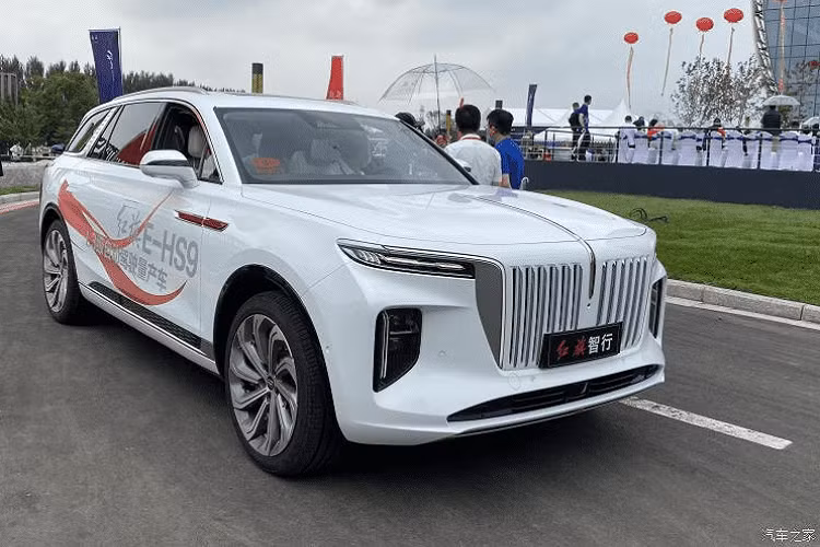 Đối với nội thất, cụm điều khiển trung tâm của xe có tích hợp một màn hình LCD lớn với nhiệm vụ hiển thị các công năng điều khiển ví như điều hòa. Nhìn lên phía trên, ta thấy mặt táp lô của xe trông cũng như một màn hình kéo dài toàn bộ chiều ngang. Ngoài ra, E-HS9 có sử dụng đủ dạng chất liệu cao cấp như da, gỗ, crôm… để tạo nên một không gian thật đẳng cấp.