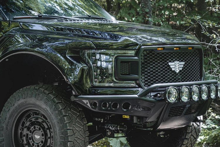 F-150 sử dụng động cơ V8 siêu nạp đạt mức công suất 684 mã lực, mô-men xoắn cực đại 840 Nm. Xe được nâng cấp các chi tiết liên quan đến hệ thống nạp/xả nhiên liệu như bướm ga mới, ống nạp và xả dạng cat-back, hệ thống làm mát mới...