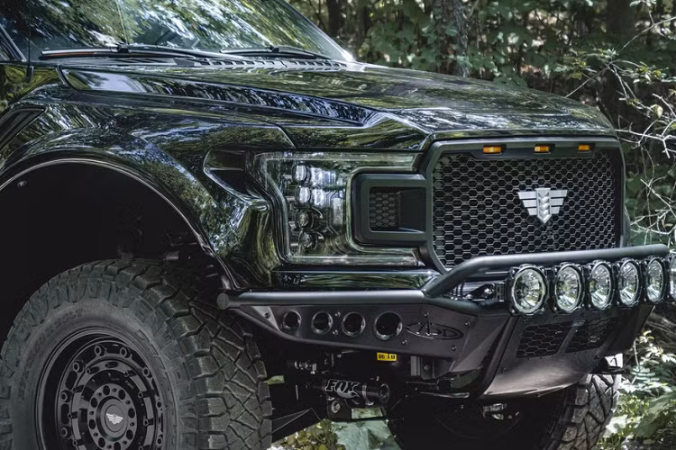 F-150 sử dụng động cơ V8 siêu nạp đạt mức công suất 684 mã lực, mô-men xoắn cực đại 840 Nm. Xe được nâng cấp các chi tiết liên quan đến hệ thống nạp/xả nhiên liệu như bướm ga mới, ống nạp và xả dạng cat-back, hệ thống làm mát mới...