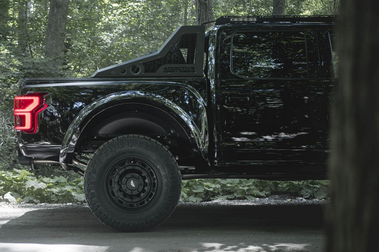 Không chỉ dừng lại ở phần động cơ, Mil-Spec Automotive còn trang bị thêm cho F-150 những phụ kiện ngoại thất hầm hố. Xe được lắp bộ chắn bùn Baja phiên bản đặc biệt. Bộ chắn bùn này giúp chiếc xe rộng hơn 18 cm so với nguyên bản.