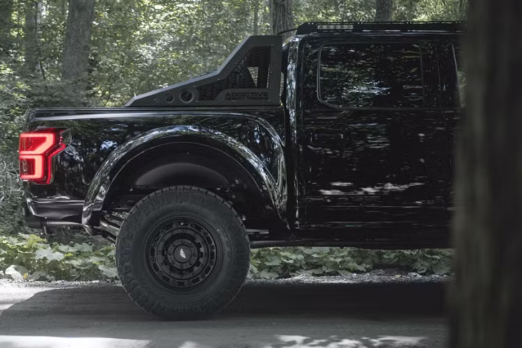 Không chỉ dừng lại ở phần động cơ, Mil-Spec Automotive còn trang bị thêm cho F-150 những phụ kiện ngoại thất hầm hố. Xe được lắp bộ chắn bùn Baja phiên bản đặc biệt. Bộ chắn bùn này giúp chiếc xe rộng hơn 18 cm so với nguyên bản.