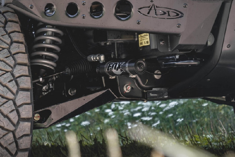 Nếu muốn có cảm giác lái phấn khích hơn, khách hàng có thể cân nhắc đến gói Baja Performance Suspension được Mil-Spec Automotive bán kèm. Gói nâng cấp này sử dụng giảm xóc Fox Racing với hành trình 305 mm ở phía trước, phía sau sử dụng giá treo giảm xóc mới để tối ưu khả năng kéo của F-150.