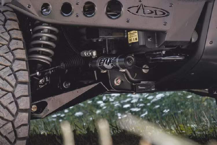 Nếu muốn có cảm giác lái phấn khích hơn, khách hàng có thể cân nhắc đến gói Baja Performance Suspension được Mil-Spec Automotive bán kèm. Gói nâng cấp này sử dụng giảm xóc Fox Racing với hành trình 305 mm ở phía trước, phía sau sử dụng giá treo giảm xóc mới để tối ưu khả năng kéo của F-150.