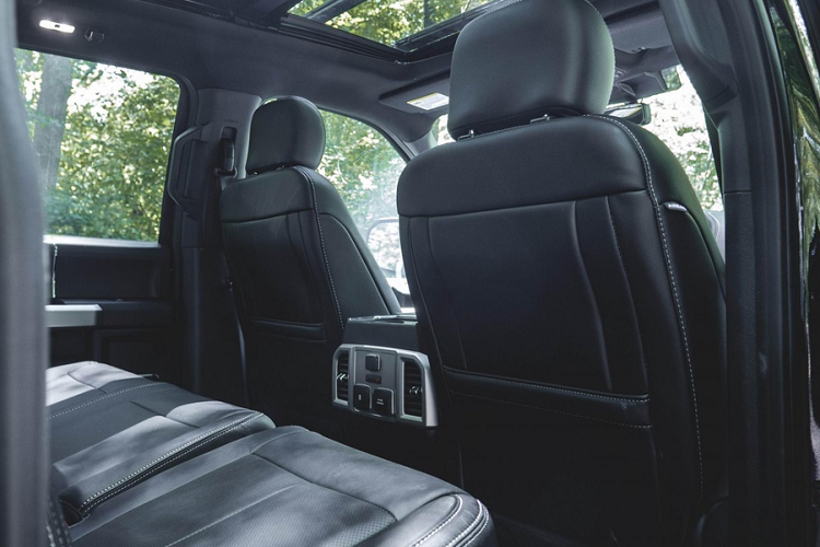 Nội thất của Ford F-150 vẫn được Mil-Spec Automotive giữ nguyên bản.