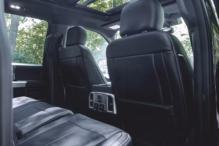 Nội thất của Ford F-150 vẫn được Mil-Spec Automotive giữ nguyên bản.