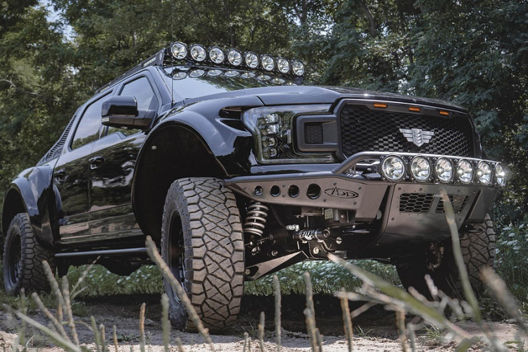 Khách hàng có thể chi thêm tiền để lắp bộ giá nóc cùng dàn đèn trợ sáng 8 bóng. Trong khi đó khu vực thùng sau cũng có thể trang bị thêm bộ giá đỡ lốp xe dự phòng.