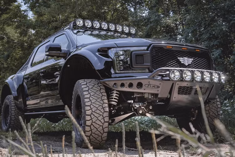 Khách hàng có thể chi thêm tiền để lắp bộ giá nóc cùng dàn đèn trợ sáng 8 bóng. Trong khi đó khu vực thùng sau cũng có thể trang bị thêm bộ giá đỡ lốp xe dự phòng.