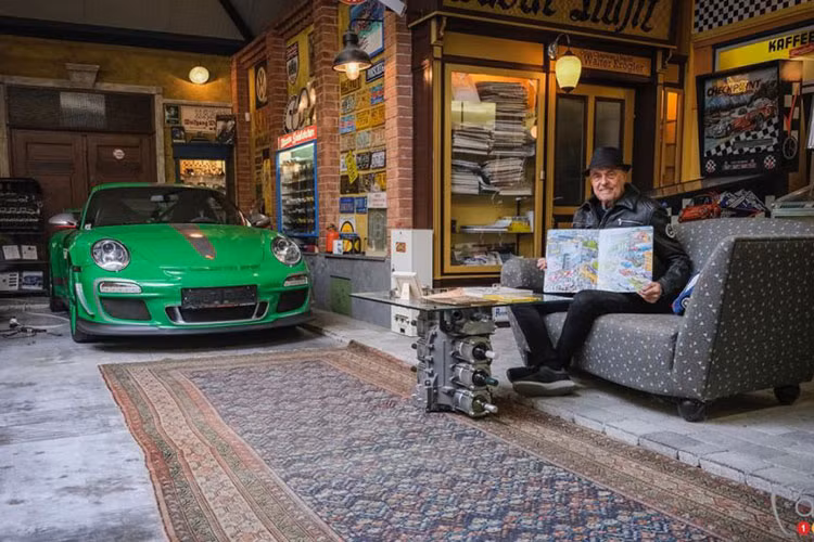 Ottocar cất giữ bộ sưu tập của mình trong một tòa nhà riêng biệt chứa đầy những món đồ lưu niệm và kỷ vật đáng giá. Nó cũng có rạp chiếu phim dành cho bộ phim “Le Mans” năm 1971 của huyền thoại Hollywood, Steve McQueen.