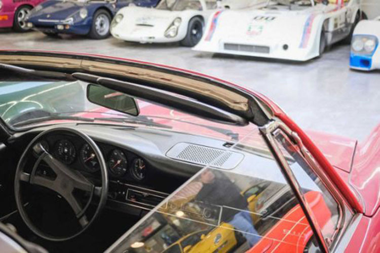 Theo thời gian, ông ấy đã sở hữu tới 9 phiên bản của Carrera RS.