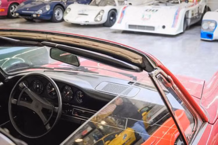 Theo thời gian, ông ấy đã sở hữu tới 9 phiên bản của Carrera RS.