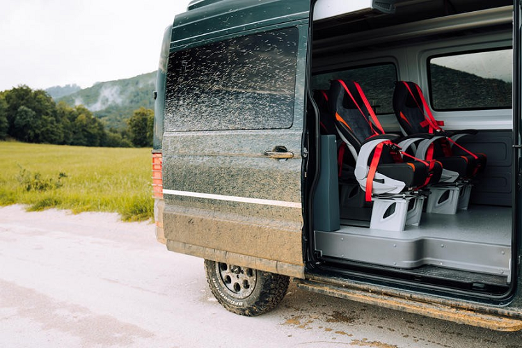 Bất kể người mua lựa chọn phiên bản nào, cả TT1 Coach và TT2 Nomad đều có hệ dẫn động AWD, một hệ thống treo off-road, và một bộ khóa vi sai. Xe còn có trang bị tấm bảo vệ động cơ, bộ tản nhiệt và những phụ tùng khác khỏi điều kiện địa hình khắc nghiệt. Đặc biệt, bản TT2 Nomad còn có lắp thêm tấm cản va kim loại phía trước và một cái thang ở phía sau.