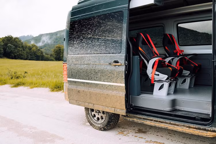 Bất kể người mua lựa chọn phiên bản nào, cả TT1 Coach và TT2 Nomad đều có hệ dẫn động AWD, một hệ thống treo off-road, và một bộ khóa vi sai. Xe còn có trang bị tấm bảo vệ động cơ, bộ tản nhiệt và những phụ tùng khác khỏi điều kiện địa hình khắc nghiệt. Đặc biệt, bản TT2 Nomad còn có lắp thêm tấm cản va kim loại phía trước và một cái thang ở phía sau.