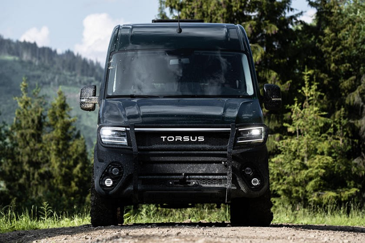Trước đây, chúng ta không biết gì nhiều về chiếc xe minibus Torsus Terrastorm ngoại trừ việc nó được chế tạo dựa trên Volkswagen Crafter, nhưng giờ đây nhà sản xuất đã tiết lộ tất cả những thông tin quan trọng. Khi chính thức được bán trên toàn cầu từ quý 3 năm nay, Torsus Terrastorm sẽ có hai phiên bản: TT1 Coach và TT2 Nomad.