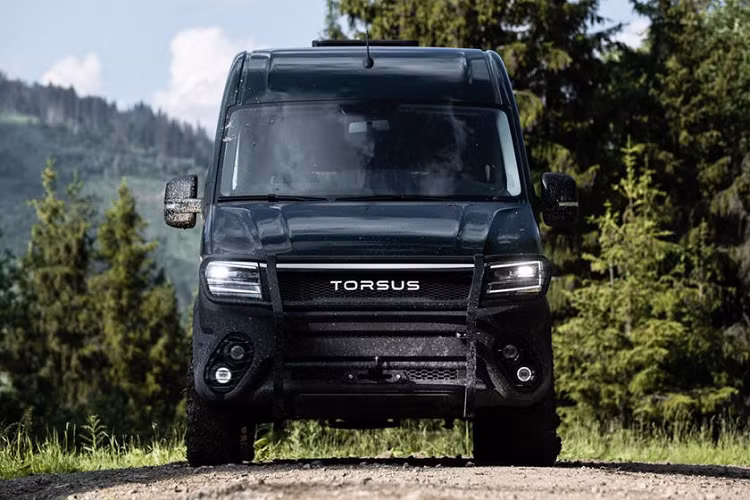 Trước đây, chúng ta không biết gì nhiều về chiếc xe minibus Torsus Terrastorm ngoại trừ việc nó được chế tạo dựa trên Volkswagen Crafter, nhưng giờ đây nhà sản xuất đã tiết lộ tất cả những thông tin quan trọng. Khi chính thức được bán trên toàn cầu từ quý 3 năm nay, Torsus Terrastorm sẽ có hai phiên bản: TT1 Coach và TT2 Nomad.