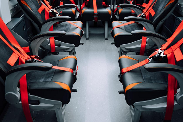 Ở chiều dài khoảng 6 mét, Torsus Terrastorm dài hơn 760 cm so với một chiếc Chrysler Pacifica. Khoảng sáng gầm xe là 290 mm, cao hơn cả Jeep Wrangler, trong khi góc tiếp cận/khởi hành là 26/20 độ. Nếu có trang bị gói tùy chọn Deep Wave, xe sẽ có khả năng lội nước cao trên 80 cm.