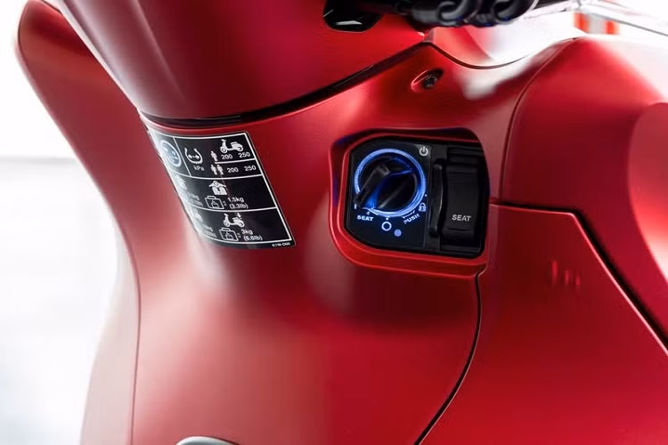 Theo Honda, khối động cơ này hoàn toàn đáp ứng tiêu chuẩn khí thải Euro5, có mức tiêu thụ nhiên liệu 2,8 lít/100km. Với bình xăng dung tích 9,1 lít, Honda SH350i có khả năng đi được 250 km đường.