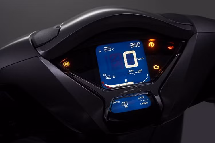 Để có được sức mạnh vượt trội hơn so với SH300i, Honda đã tiến hành tăng đường kính xylanh từ 72 mm lên 77 mm, tăng hành trình pít-tông từ 68,5 mm lên 70,7 mm, tay biên của động cơ cũng nhẹ hơn 10% so với tay biên ở bản động cơ cũ. Bên cạnh đó, Honda cũng hiệu chỉnh lại trục cam và hệ thống van của động cơ, tăng kích thước họng ga lên 36 mm, van nạp lớn hơn và hiệu năng nạp xả tốt hơn.