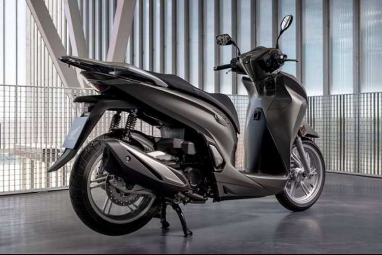 Được biết, Honda SH350i 2021 mới được xem là phiên bản nâng cấp của mẫu Honda SH300i với thiết kế và trang bị động cơ hoàn toàn mới. Theo đó, Honda SH350i sẽ được trang bị động cơ thừa hưởng từ mẫu Forza 350 với thiết kế xylanh đơn, dung tích 330cc, làm mát bằng dung dịch.