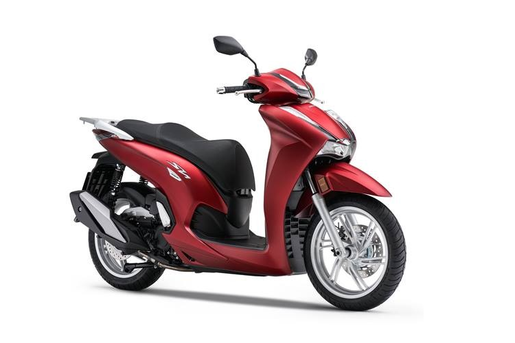 So với thế hệ xe cũ, Honda SH350i 2021 có trọng lượng nặng hơn 5kg, ở mức 174kg. Tuy nhiên trọng lượng nặng hơn sẽ không ảnh hưởng đến hiệu năng vận hành của xe do động cơ của xe đã được cải thiện đáng kể về công suất.