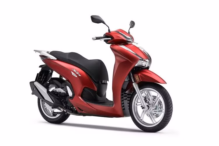 So với thế hệ xe cũ, Honda SH350i 2021 có trọng lượng nặng hơn 5kg, ở mức 174kg. Tuy nhiên trọng lượng nặng hơn sẽ không ảnh hưởng đến hiệu năng vận hành của xe do động cơ của xe đã được cải thiện đáng kể về công suất.