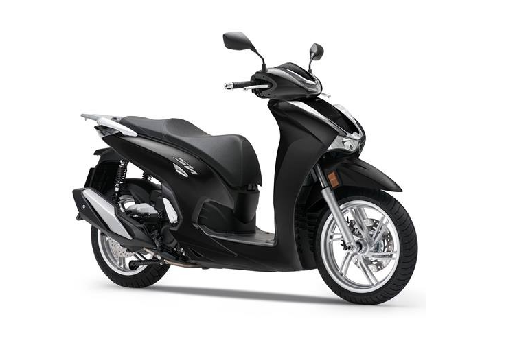 Về trang bị và tiện ích, Honda SH350i được hãng xe Nhật trang bị đồng hồ kỹ thuật số LCD, hệ thống khóa thông minh Smart Key, hệ thống chống bó cứng phanh ABS, cổng sạc USB Type-C, cốp xe chứa được mũ bảo hiểm cả đầu. Nếu có nhu cầu, khách hàng có thể trang bị tehem cho xe các phụ kiện như kính chắn gió, ốp bảo vệ tay lái, nắm tay có tính năng sưởi.