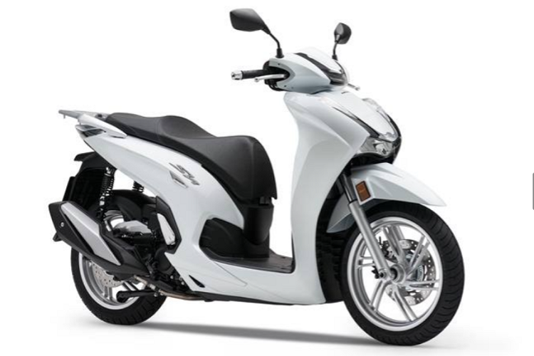 Cụ thể, Honda SH350i thế hệ mới mang dáng vẻ sắc sảo, sang trọng và cao cấp. Đèn pha của xe được bố trí ở mặt nạ, trong khi đèn định vị được dời lên đầu xe, nơi đặt đèn pha của SH300i. Toàn bộ hệ thống chiếu sáng trên xe đều ứng dụng công nghệ LED hiện đại.