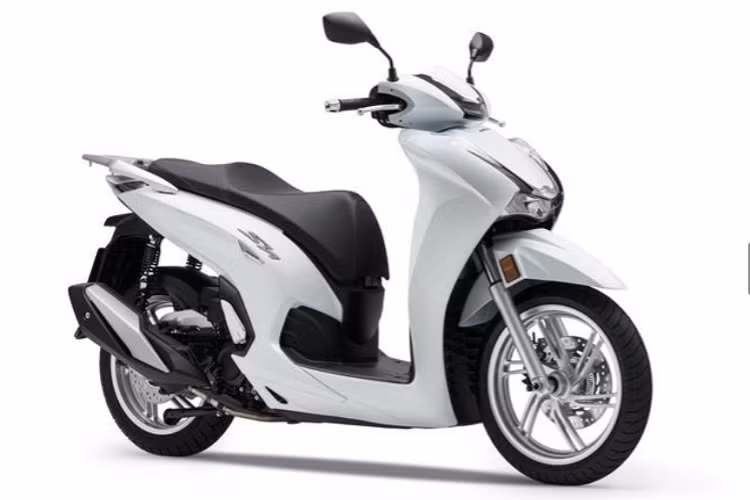 Cụ thể, Honda SH350i thế hệ mới mang dáng vẻ sắc sảo, sang trọng và cao cấp. Đèn pha của xe được bố trí ở mặt nạ, trong khi đèn định vị được dời lên đầu xe, nơi đặt đèn pha của SH300i. Toàn bộ hệ thống chiếu sáng trên xe đều ứng dụng công nghệ LED hiện đại.