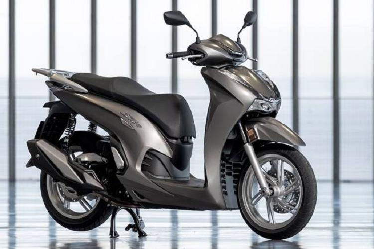 Sau khi đăng tải video hé lộ mẫu xe ga Honda SH350i cách đây không lâu, Honda đã chính thức ra mắt mẫu xe ga cao cấp này tại thị trường châu Âu với ngoại hình và thiết kế khá giống với mẫu Honda SH150i hiện đang bán ra tại thị trường Việt nam.