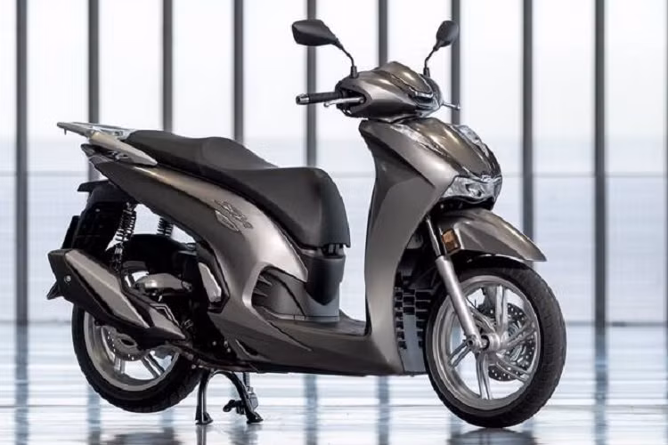 Sau khi đăng tải video hé lộ mẫu xe ga Honda SH350i cách đây không lâu, Honda đã chính thức ra mắt mẫu xe ga cao cấp này tại thị trường châu Âu với ngoại hình và thiết kế khá giống với mẫu Honda SH150i hiện đang bán ra tại thị trường Việt nam.