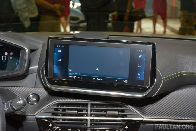 Những trang bị nội thất đáng chú ý của Peugeot 2008 2020 tại thị trường Singapore bao gồm màn hình cảm ứng 10 inch của hệ thống thông tin giải trí, hệ thống sạc điện thoại thông minh không dây, 2 cổng USB ở hàng ghế trước/sau, hệ thống âm thanh Focal 10 loa, công suất 515 W và màn hình hiển thị thông tin kính lái 3D tiên tiến.