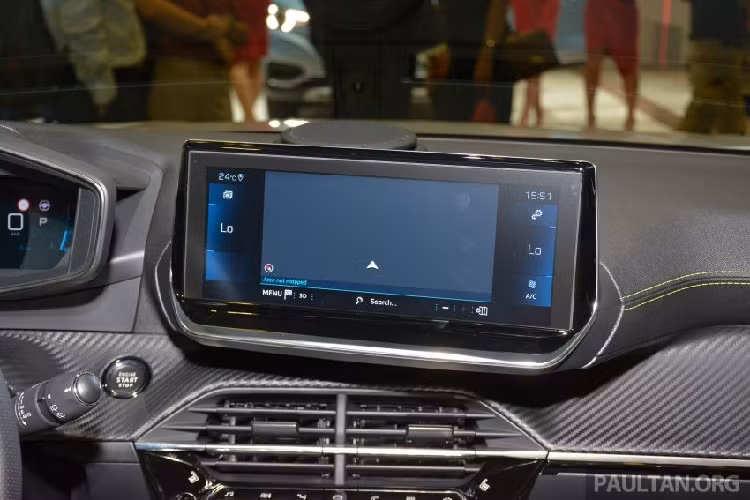 Những trang bị nội thất đáng chú ý của Peugeot 2008 2020 tại thị trường Singapore bao gồm màn hình cảm ứng 10 inch của hệ thống thông tin giải trí, hệ thống sạc điện thoại thông minh không dây, 2 cổng USB ở hàng ghế trước/sau, hệ thống âm thanh Focal 10 loa, công suất 515 W và màn hình hiển thị thông tin kính lái 3D tiên tiến.