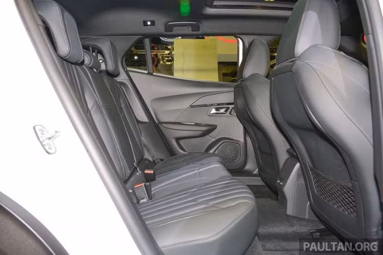 Giá xe Peugeot 2008 2020 tại Singapore dự kiến sẽ khởi điểm từ 118.888 SGD (khoảng 2 tỷ đồng). Điều này không có gì vì thuế phí đánh lên ô tô tại Singapore rất cao.