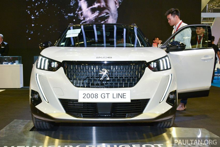 Điểm nhấn đầu tiên trong thiết kế của Peugeot 2008 2020 là lưới tản nhiệt mới nổi bật hơn và cụm đèn pha vuốt về phía sau. Bên dưới xuất hiện dải đèn LED định vị ban ngày nằm dọc và hốc gió rộng trên cản trước.
