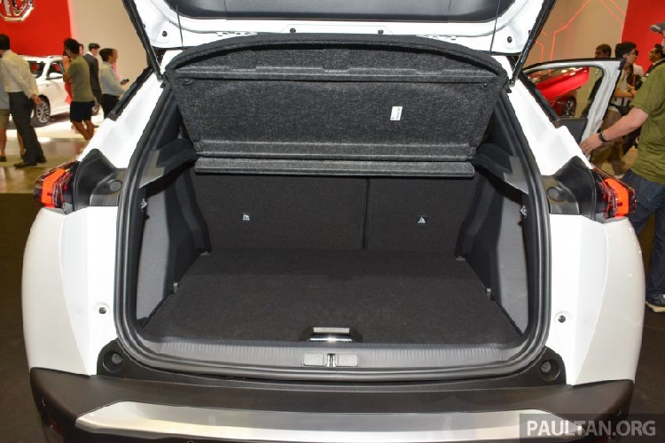 Được phát triển dựa trên cơ sở gầm bệ Common Modular Platform (CMP) của tập đoàn PSA Group, mẫu xe SUV Peugeot 2008 thế hệ thứ hai sở hữu chiều dài 4.298 mm, rộng 1.700 mm, cao 1.540 mm và chiều dài cơ sở 2.600 mm. So với thế hệ cũ, Peugeot 2008 2020 dài hơn 140 mm...