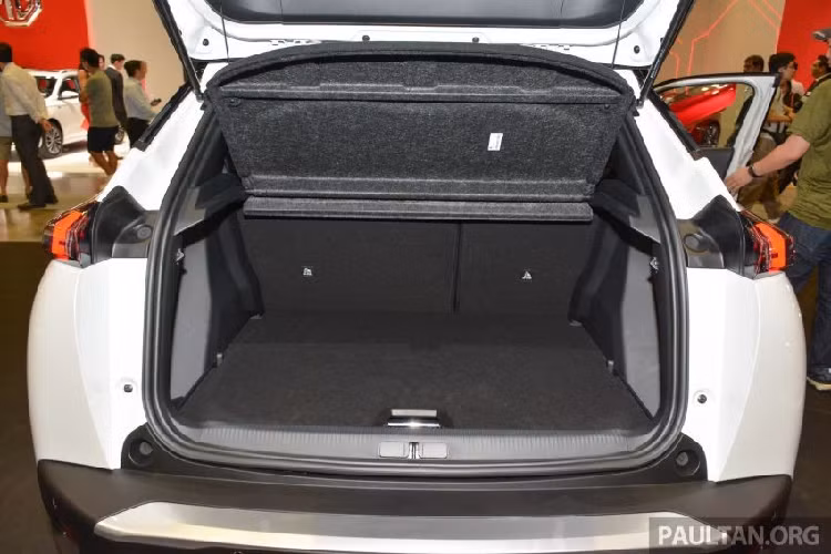 Được phát triển dựa trên cơ sở gầm bệ Common Modular Platform (CMP) của tập đoàn PSA Group, mẫu xe SUV Peugeot 2008 thế hệ thứ hai sở hữu chiều dài 4.298 mm, rộng 1.700 mm, cao 1.540 mm và chiều dài cơ sở 2.600 mm. So với thế hệ cũ, Peugeot 2008 2020 dài hơn 140 mm...