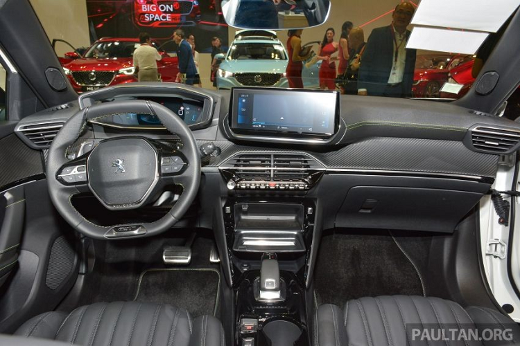 Không chỉ chăm chút thiết kế ngoại thất, hãng Peugeot còn thổi làn gió mới cho nội thất với vô lăng 2 chấu độc đáo và bảng đồng hồ kỹ thuật số 3D i-Cockpit hiện đại. Nằm độc lập trên mặt táp-lô là màn hình thông tin giải trí trong khi bên dưới xuất hiện cửa gió điều hòa có thiết kế góc cạnh và dàn nút bấm như phím piano với viền xung quanh bằng kim loại, mang đến cảm giác cao cấp. Ngoài ra, Peugeot 2008 2020 còn được trang bị mặt táp-lô với thiết kế 2 tầng, ốp trang trí màu đen bóng.