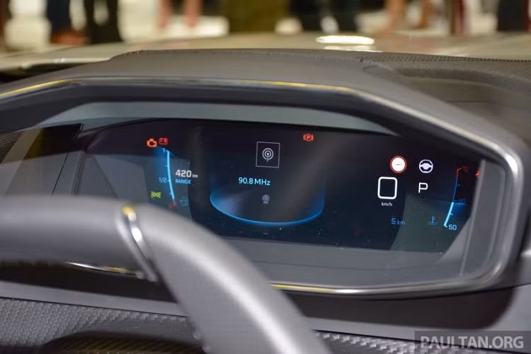 Ngoài ra, xe còn có hệ thống kiểm soát hành trình thích ứng, camera lùi có màu. Nằm bên dưới nắp capô của mẫu SUV cỡ B này là động cơ xăng 3 xi-lanh, tăng áp, dung tích 1,2 lít, kết hợp cùng hộp số tự động 8 cấp.