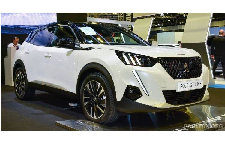 Không chỉ lớn hơn trước, Peugeot 2008 2020 còn được áp dụng ngôn ngữ thiết kế góc cạnh tương tự những người anh em cùng thương hiệu như 3008, 208 hay 508. Trên thực tế, mẫu xe này trông chẳng khác gì phiên bản thu nhỏ của Peugeot 3008.