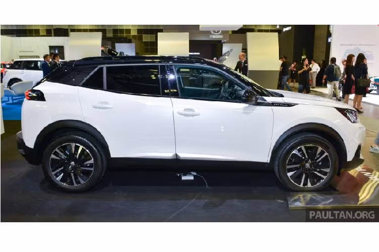  Peugeot 2008 2020 mới là mẫu SUV cỡ B mới đã lần đầu tiên tình làng vào hồi tháng 6 năm ngoái. Sau hơn nửa năm, mẫu SUV cỡ B này đã đặt chân đến Đông Nam Á, cụ thể là trong triển lãm Ô tô Singapore 2020.