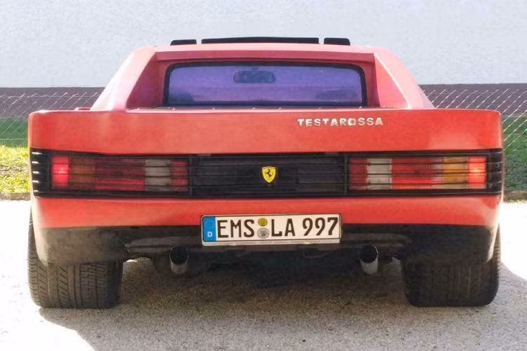 Thậm chí cái tên “Testarossa” còn được dán được phía sau để thêm thuyết phục. Lời quảng cáo bán hàng nói rằng quá trình chuyển mới được thực hiện trong năm ngoái, và những tấm ốp thân vỏ mới được làm bằng nhôm. Nó đang chào bán với giá 14.900 Euro (khoảng 380 triệu đồng)