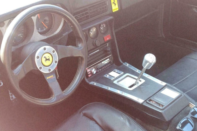 Những chi tiết thú vị khác bao gồm một phần mui ngắn (một thứ mà Testarossa chưa từng có) và một nắp động cơ giả. Không giống như Ferrari, Porsche 924 là một mẫu xe có động cơ đặt trước và thay vì một động cơ 12 xi-lanh phẳng thì lại được trang bị một động cơ 4 xi-lanh dung tích 2.0 lít sản sinh 123 mã lực và ghép cặp tới một hộp số sàn 5 cấp lấy từ một chiếc 924 Turbo.