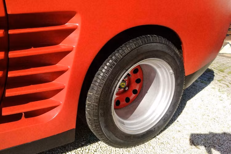 Từ Pontiac Fiero và Chevrolet Camaro cho tới đôi lúc Corvette cũng từng mang vai trò xe nền để chuyển đổi thành Ferrari, nhưng đây có lẽ là lần đầu tiên chúng ta thấy một chiếc Porsche biến thành Ferari. Được chào bán trên một trang Mobile.de của Đức, chiếc Ferrari Testarossa nhái dưới đây có thân phận thật là một chiếc Porsche 924.