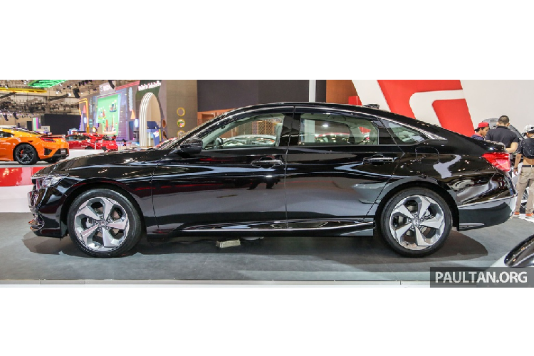 Tổng thể, thiết kế của mẫu xe sedan Honda Accord 2020 vẫn giống bản 2019, mạnh mẽ và nam tính. Các số đo tổng thể dài x rộng x cao lần lượt đạt 4.894 mm x 1.862 mm x 1.450 mm, chiều dài cơ sở đạt 2.830 mm và khoảng sáng gầm 131 mm.