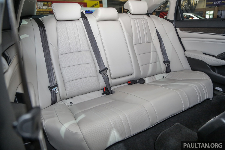 Honda Accord 2020 được trang bị bảng đồng hồ kỹ thuật số 7 inch, vô-lăng tích hợp lẫy chuyển số, ghế trước chỉnh điện, hệ thống giải trí hỗ trợ kết nối Apple CarPlay, màn hình cảm ứng 8 inch, 8 loa âm thanh, điều hòa tự động 2 vùng, cửa sổ trời.