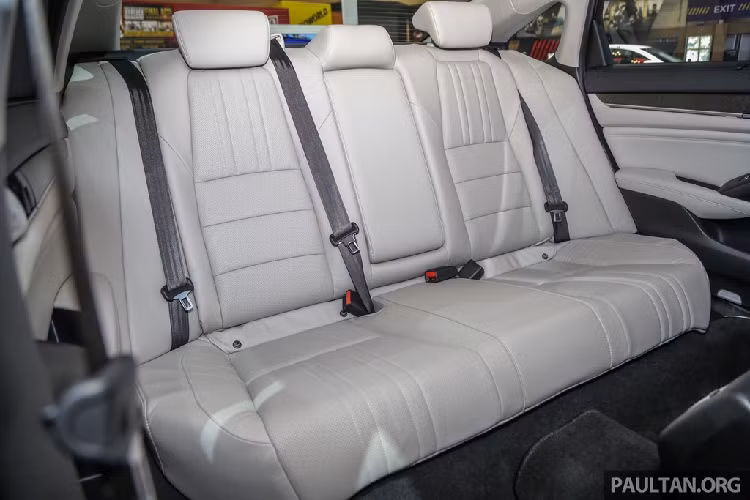 Honda Accord 2020 được trang bị bảng đồng hồ kỹ thuật số 7 inch, vô-lăng tích hợp lẫy chuyển số, ghế trước chỉnh điện, hệ thống giải trí hỗ trợ kết nối Apple CarPlay, màn hình cảm ứng 8 inch, 8 loa âm thanh, điều hòa tự động 2 vùng, cửa sổ trời.