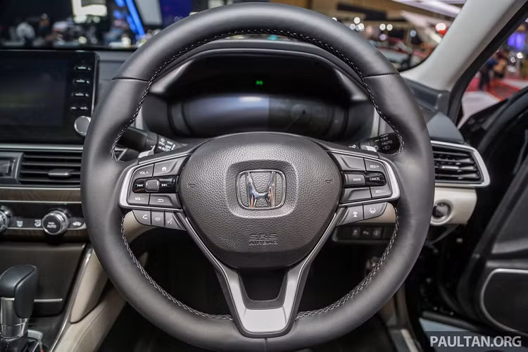 So với Accord tại Việt Nam, phiên bản tại Malaysia được trang bị nhiều công nghệ an toàn hơn hẳn. Gói Honda Sensing đi kèm các công nghệ như cảnh báo lệch làn đường, hỗ trợ giữ làn, hệ thống phanh tránh va chạm, cảnh báo trước va chạm và kiểm soát hành trình thích ứng.