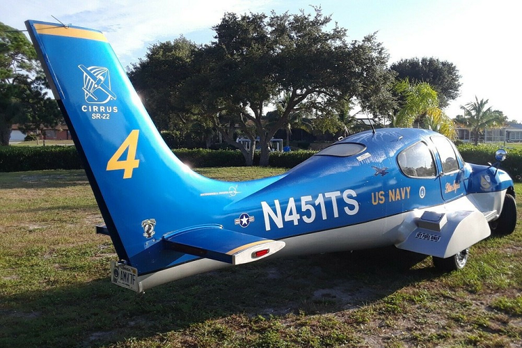 Thông tin rao bán không nói chi tiết về thông số của phương tiện này, nhưng có đề cập rằng nó là một chiếc xe 3 chỗ ngồi với hệ thống điều hòa mát mẻ và một camera đi lùi. Nó cũng có một hệ thống âm thanh PA, còi báo động và dây đai an toàn bởi nó vẫn là một phương tiện hợp pháp đi trên đường phố.