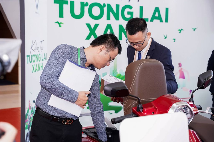 Giới chuyên gia nhận định: “Rào cản lớn nhất để phủ rộng xe điện nói chung và xe máy điện nói riêng là hệ sinh thái hỗ trợ, đặc biệt là trạm sạc và trạm đổi pin. Chỉ khi nào người dùng thấy được sự tiện lợi, họ mới chấp nhận chi tiền. Và điều này sẽ mang lại tác động tích cực cho môi trường về lâu dài”.