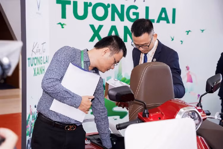 Giới chuyên gia nhận định: “Rào cản lớn nhất để phủ rộng xe điện nói chung và xe máy điện nói riêng là hệ sinh thái hỗ trợ, đặc biệt là trạm sạc và trạm đổi pin. Chỉ khi nào người dùng thấy được sự tiện lợi, họ mới chấp nhận chi tiền. Và điều này sẽ mang lại tác động tích cực cho môi trường về lâu dài”.